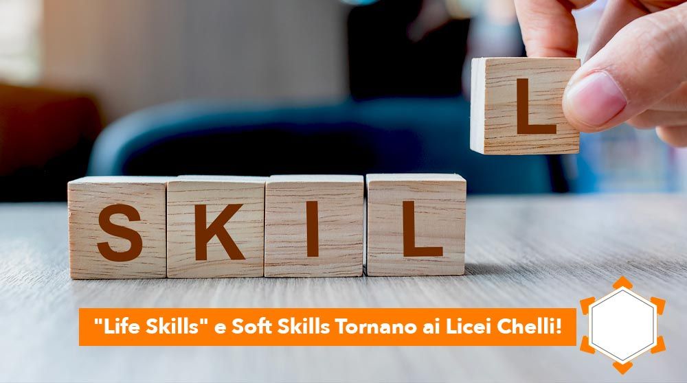 "Life Skills" e Soft Skills Tornano ai Licei Chelli: Mano che tiene cubo di legno con parola capacità imparare conoscenza concetti di esperienza tecnico professionale