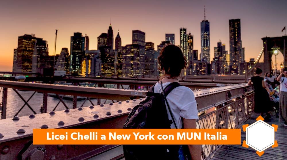 Licei Chelli a New York con MUN Italia: Retrovisione donna ponte contro edifici durante il tramonto