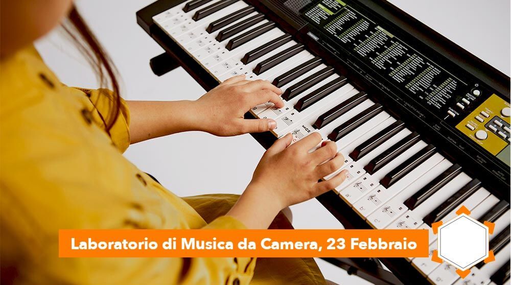 Laboratorio di Musica da Camera, 23 Febbraio: bambina che impara a come suonare il piano